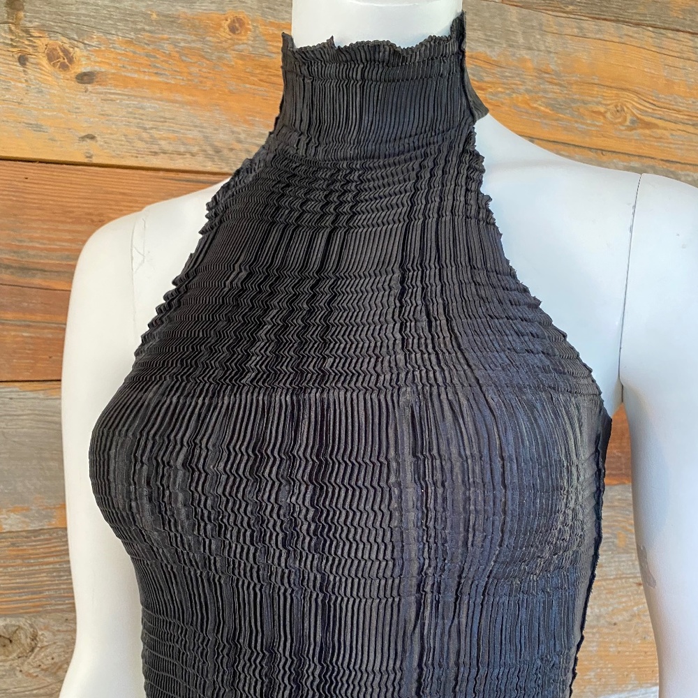 Stretchy form-fitting, cool crinkle material, mock-neck top